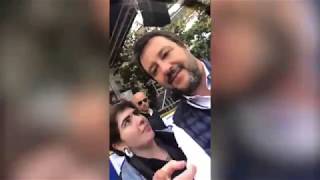 Finge di fare foto con Salvini quotNon siamo più terroni di merdaquot E le sequestrano il telefono [upl. by Charmaine]