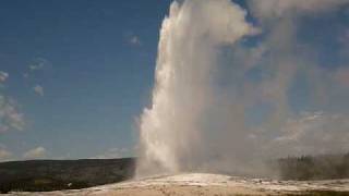 Erupción del Old Faithful Géiser en el Parque de Yellowstone [upl. by Alrats669]