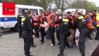 „Hier klebt sich keiner fest“ Polizei greift gegen KlimaKleber durch [upl. by Nirak795]