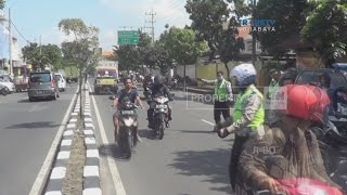 Pemotor Tak Berhelm Cuek Nekat Terabas Razia Polisi [upl. by Suired]