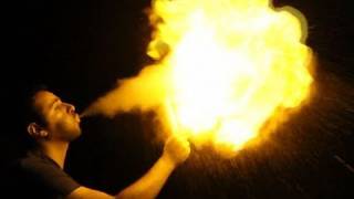 Como cuspir fogo usando maisena  How to throw fire with cornstarch [upl. by Enaitsirk543]