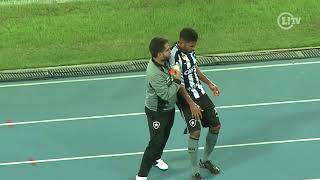 Zagueiro do Botafogo sofre choque na cabeça e deixa o estádio de ambulância [upl. by Gil956]