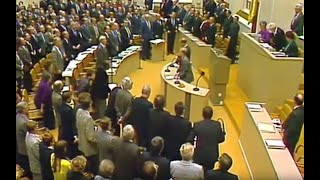 9 November 1989  Auf Reaktion des Mauerfalls singt der Bundestag spontan die Nationalhymne [upl. by Drobman651]