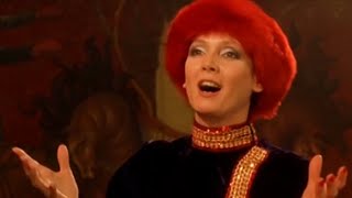 La Bûche  Sabine Azéma chante en russe extrait du film [upl. by Mendel449]