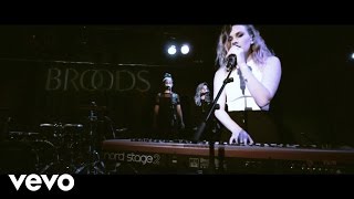 Broods  Four Walls Live With Lyrics [upl. by Amor]