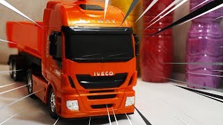 Aprender cores com areia  caminhão basculante caçamba iveco de brinquedo [upl. by Simara384]