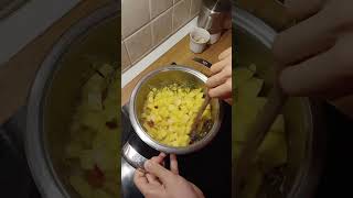 PASTA E PATATE CON LA PROVOLA💥💯🥔🇮🇹 food cooking recipe pasta italy italianfood vegeterian [upl. by Todd987]