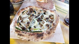 Pizza napoletana cotta nel forno a legna 70 idratazione [upl. by Orlosky]