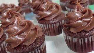 Receita de Cobertura de Chocolate para Cupcake  Brigadeiro gourmet [upl. by Latoyia]