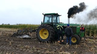 John Deere 4240 Doing Speed Ploughing at Laholms Plöjningsfestival 2017  Muddy Conditions [upl. by Eiramac983]