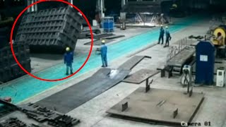 😲 CRANE COLLAPSES DUE TO HEAVY LOAD  WORK ACCIDENT CAUGHT ON CAMERA [upl. by Keven582]