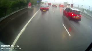 車CAM 入東涌方向小蠔灣 天雨路滑4車串燒 鐵騎撞到飛起 [upl. by Chladek500]