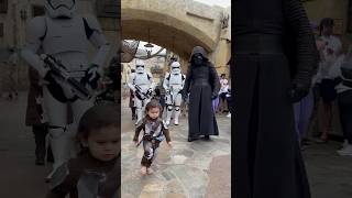 Young Mandalorian gets scared by Kylo Ren￼ 😱 shorts mandalorian starwars [upl. by Nickey]