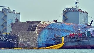 Güney Korede Sewol feribotu denizin dibinden gün yüzüne çıkartıldı [upl. by Yenobe]