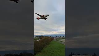 Atterrissage easyJet aéroport de Genève Suisse suisse [upl. by Nerrawed]