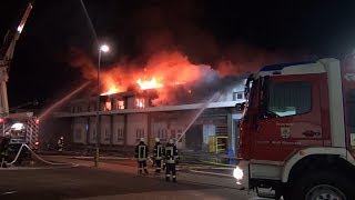 FeuerwehrGroßeinsatz in Neuenrade Großbrand in GalvanikBetrieb  250 Einsatzkräfte im Einsatz [upl. by Seth]