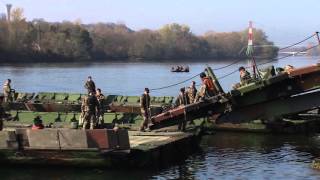 Mise en œuvre du PFM  Pont Flottant Motorisé CNIM [upl. by Arikihs773]