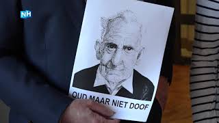 Ludieke actie van gekke oude mannetjes op Schiphol quotOud maar niet doofquot [upl. by Odnolor]