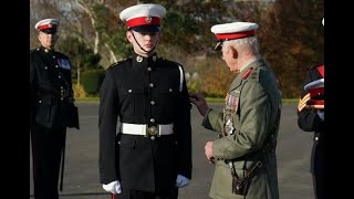 Le roi Charles est élégant à son retour au centre de la Royal Marine où il a suivi une formation de [upl. by Powder]