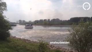 Vastgelopen binnenvaartschip blokkeert IJssel bij Rheden [upl. by Beker]