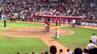 Félix José y Mendy López se abrazan en el homeplate [upl. by Derte210]