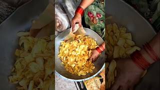 Kela chips kaise banta hai🍌😋। making chips shortsvideo [upl. by Aznofla]