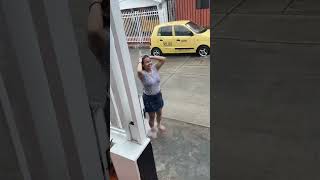 Esta chica hizo algo inesperado en la calle 😂 [upl. by Livvyy]