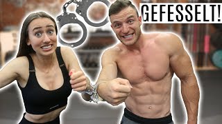 Wir machen ein komplettes WORKOUT IN HANDSCHELLEN  Extreme Workout Challenge mit Sascha [upl. by Ardnot]