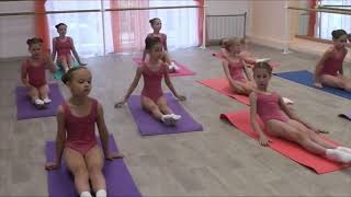 Learn the best class ballet beginner girls and stretch  Aula de alongamento para meninas inciantes [upl. by Gnav]