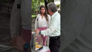 Vendedor de la calle ayudó a esta joven sin imaginarse como ella le pagaría después Parte 1 [upl. by Anitsud]