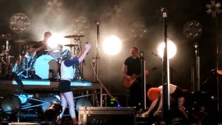 Beale Street Music Festival 2015 Paramore Fan sings on stage quotMisery Businessquot [upl. by Aim]