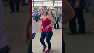 Buen movimiento de cadera de doña Gina en TX youtubeshortsvideo baile 956valley dancemusic [upl. by Falda50]