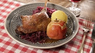 Knusprige Gänsekeulen mit Bratäpfeln [upl. by Eaneg]