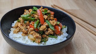 Poulet thaï épicé avec basilic  Recette FACILE ET RAPIDE [upl. by Ahsyak]