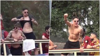 Roma Zaniolo superstar si strappa la maglietta e canta sul pullman della festa per la Conference [upl. by Klinger188]