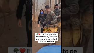 EL BONITO GESTO DE DOS MILITARES AYUDANDO A UNA MUJER ENTRE TODO EL BARRO EN VALENCIA [upl. by Lamberto]