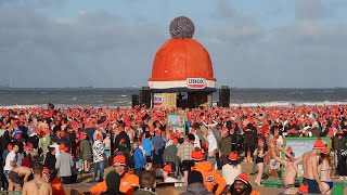 Sfeerimpressie nieuwjaarsduik Scheveningen 2024 vanaf de boulevard [upl. by Lichter290]