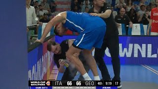 Il Brutto INFORTUNIO di GALLINARI  Italia vs Georgia 270822 [upl. by Delsman331]