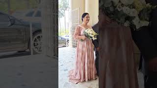 Casamento de manhã na igreja daminhas com buques comestível e Noiva com vestido Rosê casamento [upl. by Oiramed328]