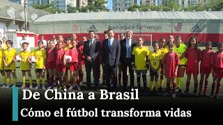 Jóvenes jugadores de China y Brasil encuentran inspiración y pasión a través del fútbol  AD1G [upl. by Ihcalam621]