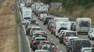 Samedi noir sur la route des vacances circulation dense sur lA63 près de Bordeaux  AFP Images [upl. by Junna735]