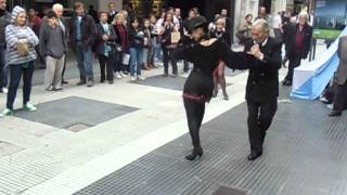 Espectáculo en la Calle Florida Bailando el Tango [upl. by Corsetti]