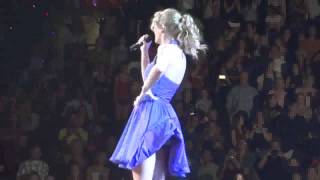 Taylor Swift sufre incidente y muestra ´todo´ en concierto HD [upl. by Zetnahs524]