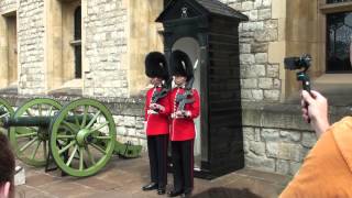 Humour anglais pendant le changement de garde à la tour de Londres [upl. by Temhem503]