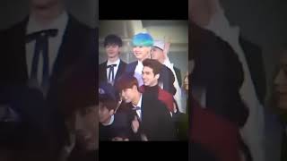 Jungkook lifted Yoongi so he could be seen in camera 😭 bts btsshorts jungkook suga [upl. by Aneloaup]