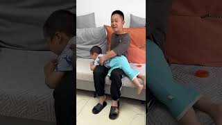 爸爸看电视太入迷，把儿子裤子穿成裙子了都不知道！ 爸爸带娃 ！Cute babyCute呆萌小米宝聪明宝宝萌娃测试 [upl. by Jenette]