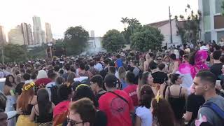 Foliões xingam Bolsonaro em bloco de Carnaval em Londrina [upl. by Haelahk]