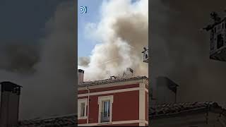 Desatado un incendio en la cubierta de un edificio frente a la Catedral de Burgos [upl. by Lizzy410]