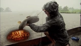 Catching Kamba Catfish Without A Rod  CATFISH  River Monsters [upl. by Aklim]