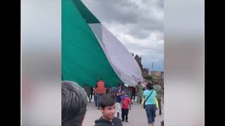 CIVILES AYUDAN A MILITARES A RESGUARDAR LA BANDERA MEXICANA [upl. by Eirelam193]